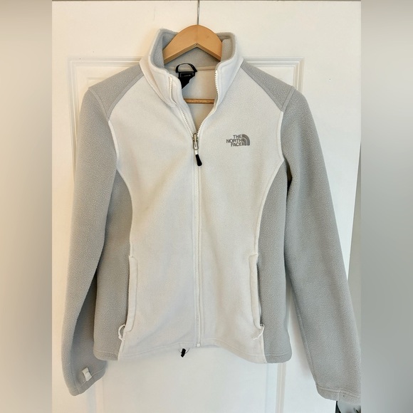 Brand: North Face (Women’s)  Color: White/Grey.  Size: Medium - Picture 2 of 3